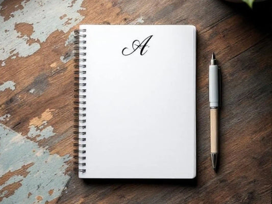 Block mit dem Buchstaben A auf einem Schreibtisch