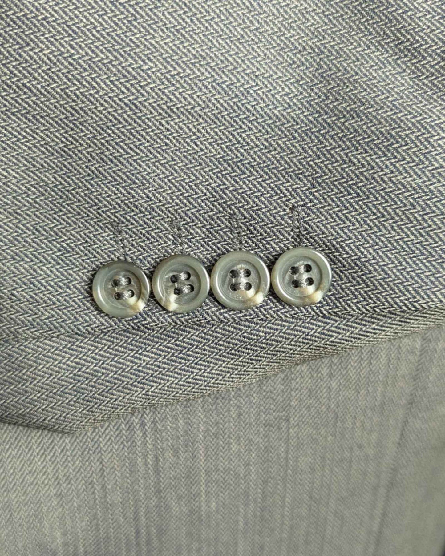 Detailaufnahme der Knöpfe eines Burberry Sakkos für Manner