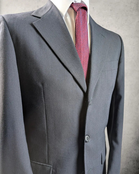 Luxuriöser Cerruti 1881 Herrenanzug in Dunkelblau mit feinem Micro-Pinstripe-Muster, Vorderansicht