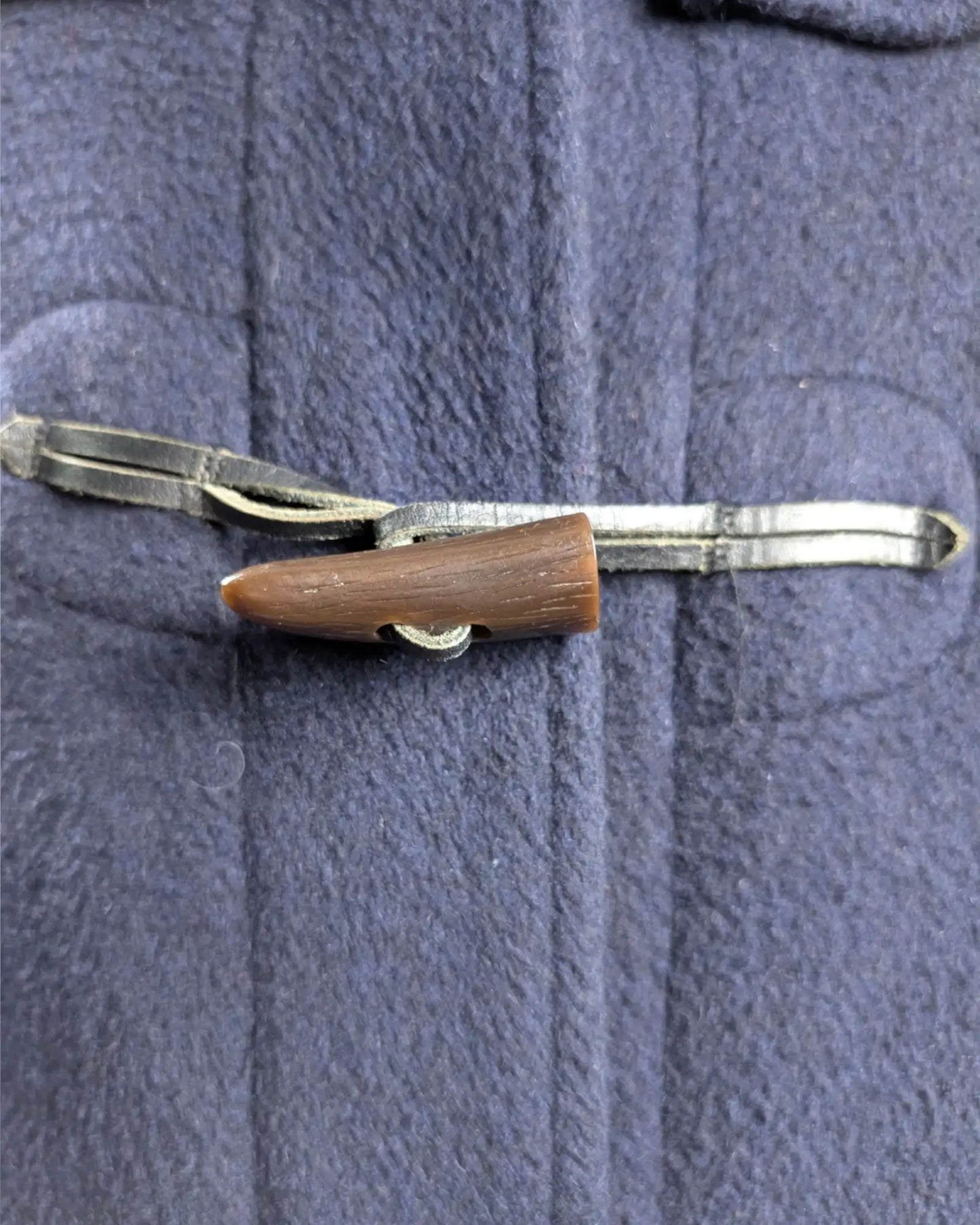 Büffelhorn-Knebel mit Schleifenverschluss aus Leder
