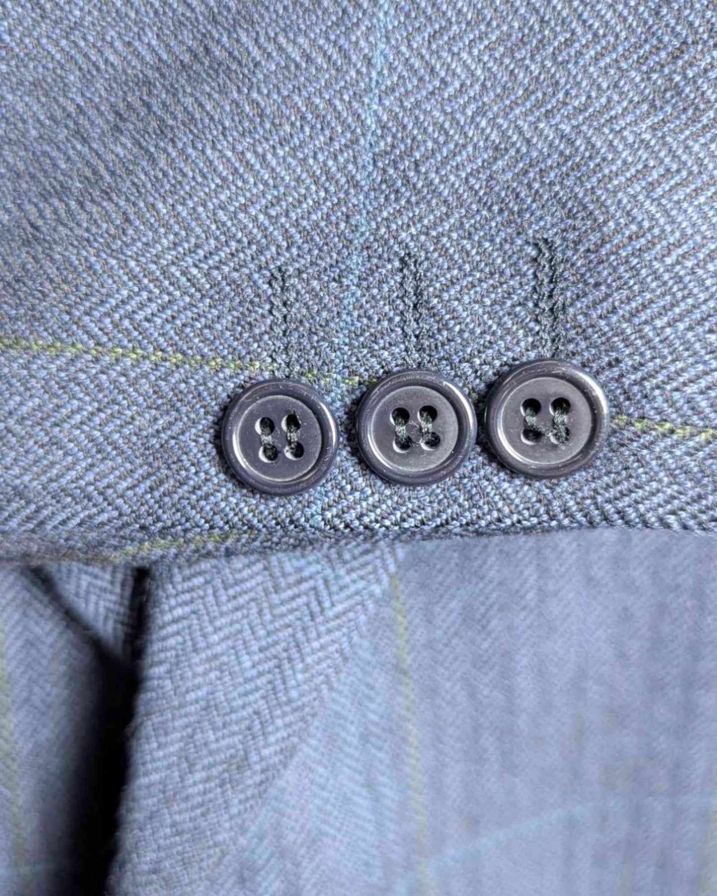 Knöpfe eines Sakkos von Facis in blau