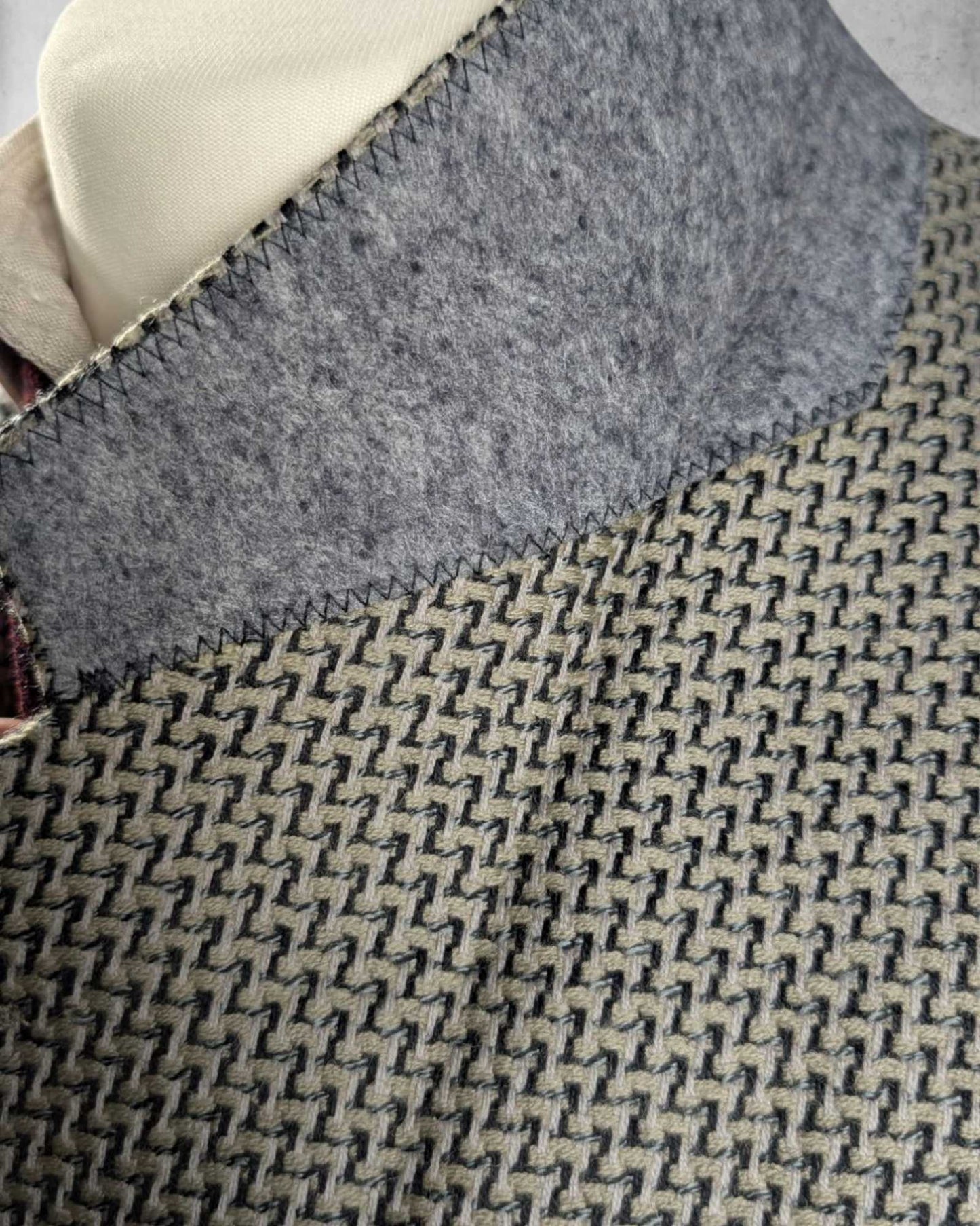Kragen eines Sakkos von Torrente Boutique
