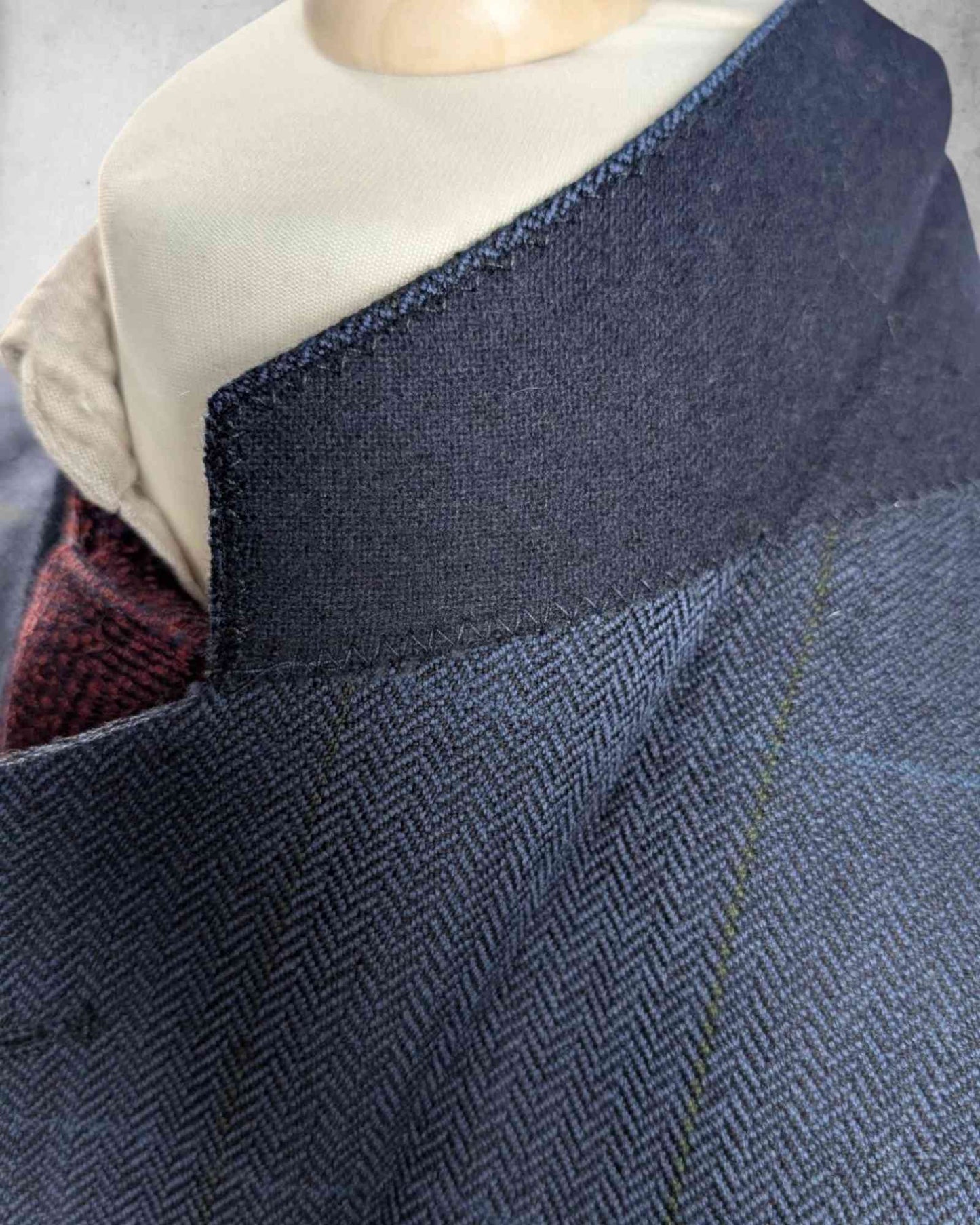 Detailaufnahme des Kragens eines Sakkos von Facis in blau