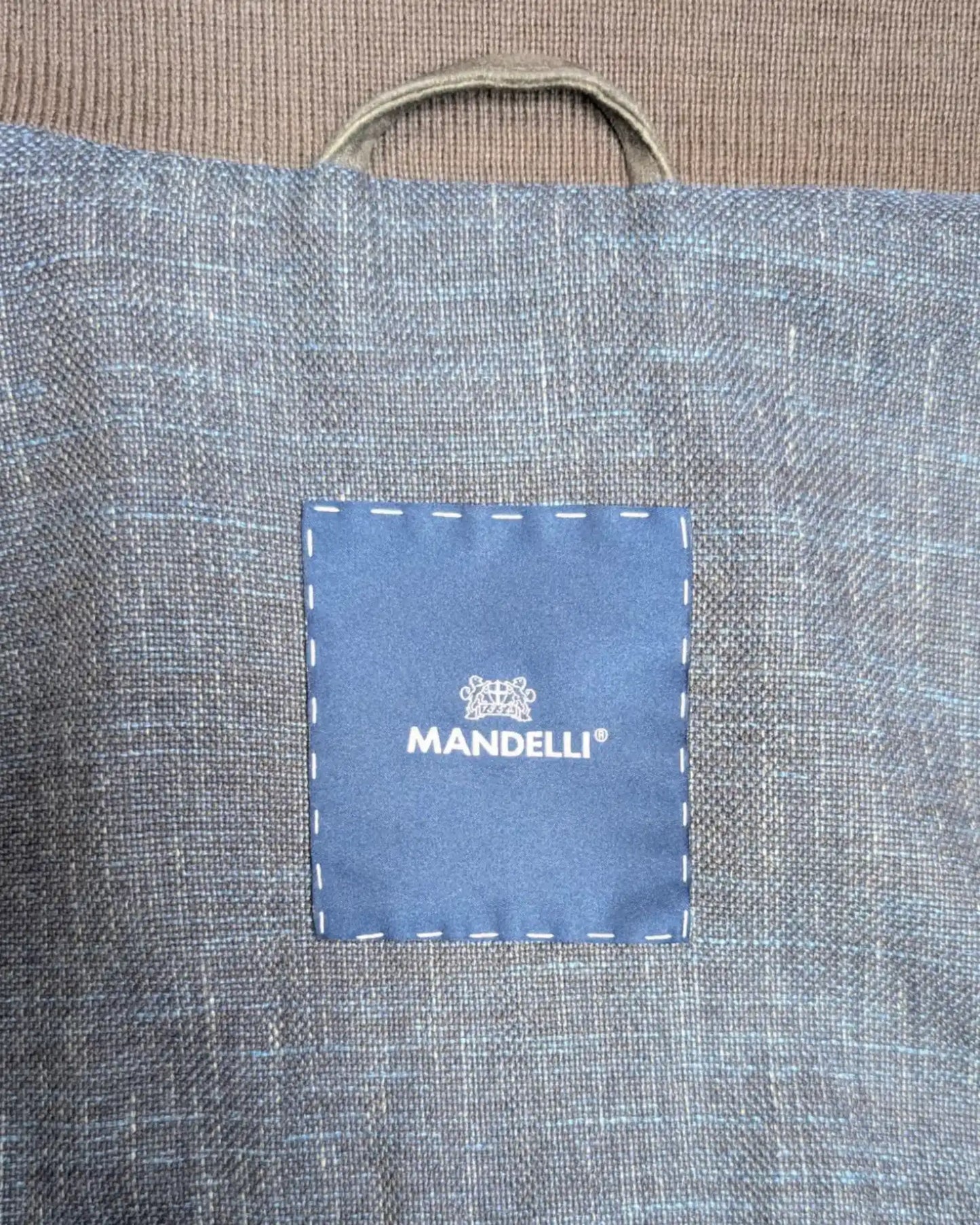 Mandelli Logo in einer Wildlederjacke