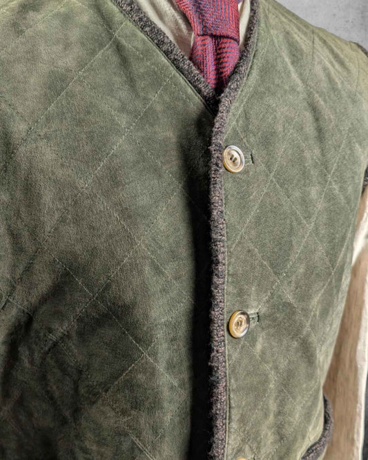 Detailaufnahme einer Männer Weste im traditionellen Stil in grün