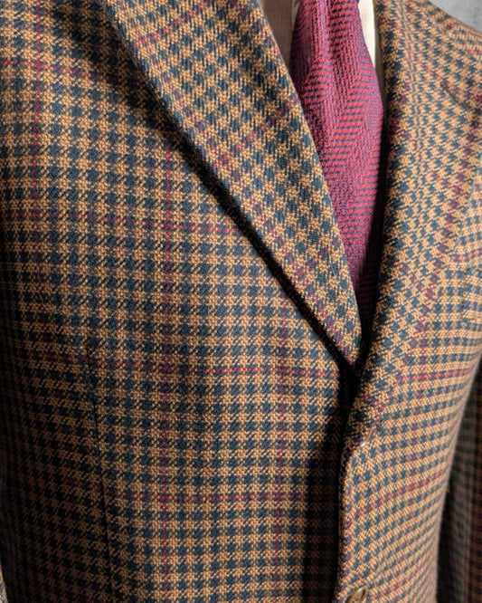 Männersakko in brau-kariertem Design, Detailaufnahme