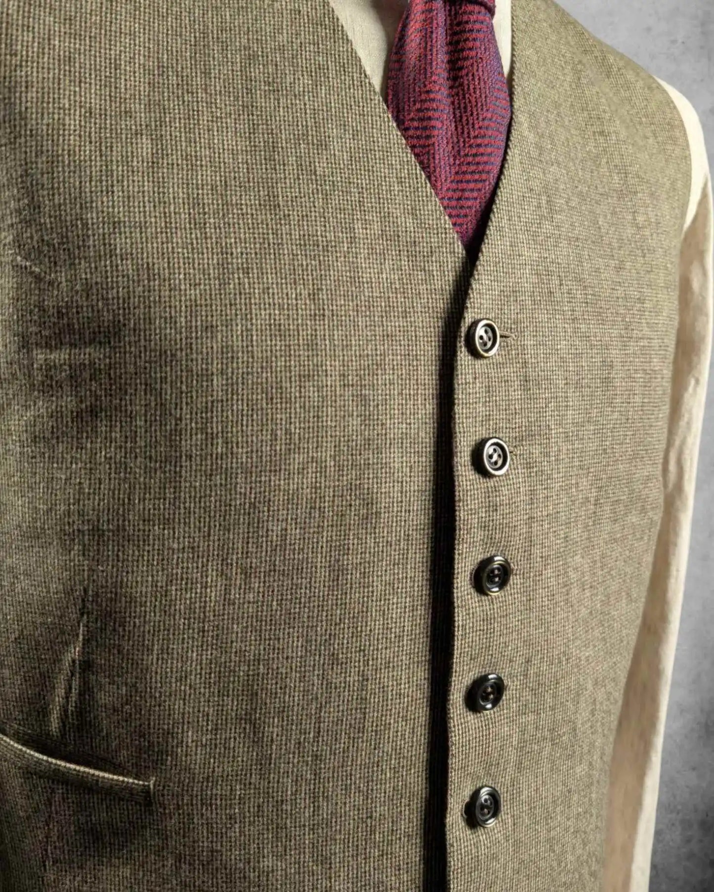 Detailansicht einer Männer-Weste im Peaky Blinders Stil