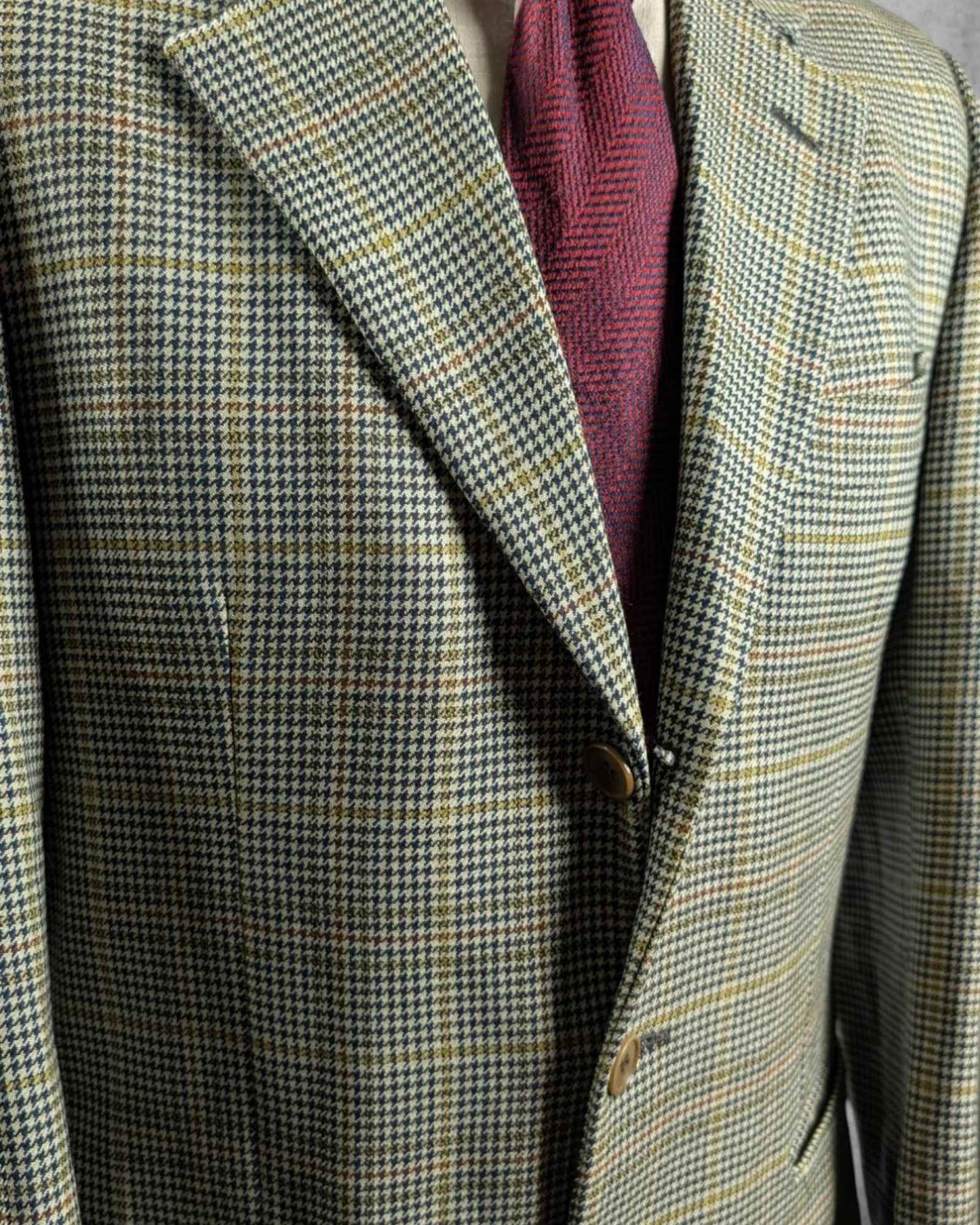 Detailansicht eines Männer-Sakkos in hellem Karo-Muster Design