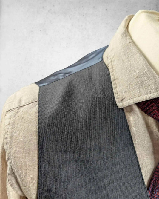 Schulteransicht einer schwarz/blauen Herrenweste