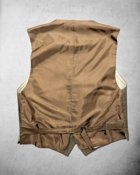 Rückansicht einer Männer-Weste im Peaky Blinders Stil