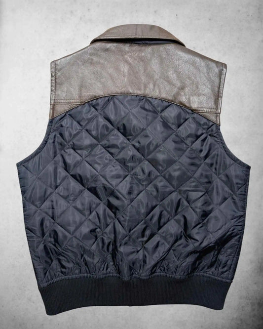 Rückansicht einer Herren-Weste mit Lederanteil