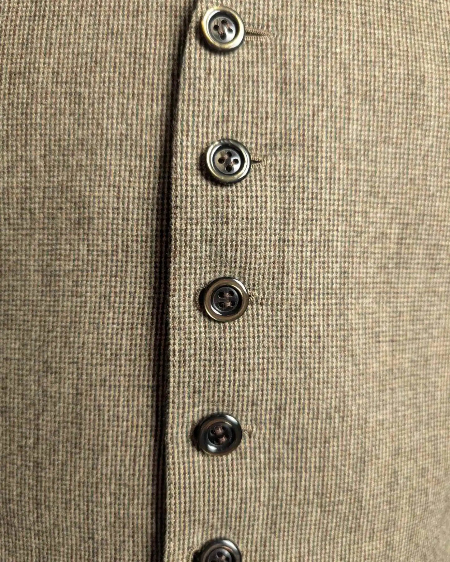 Knopfansicht einer Männer-Weste im Peaky Blinders Stil