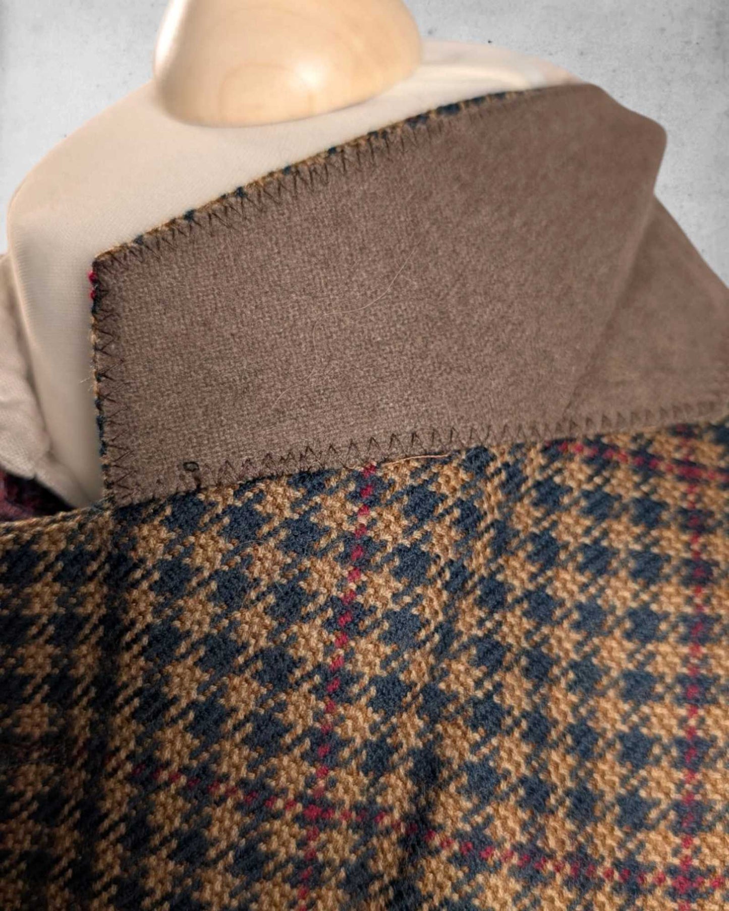 Männersakko in brau-kariertem Design, Kragen