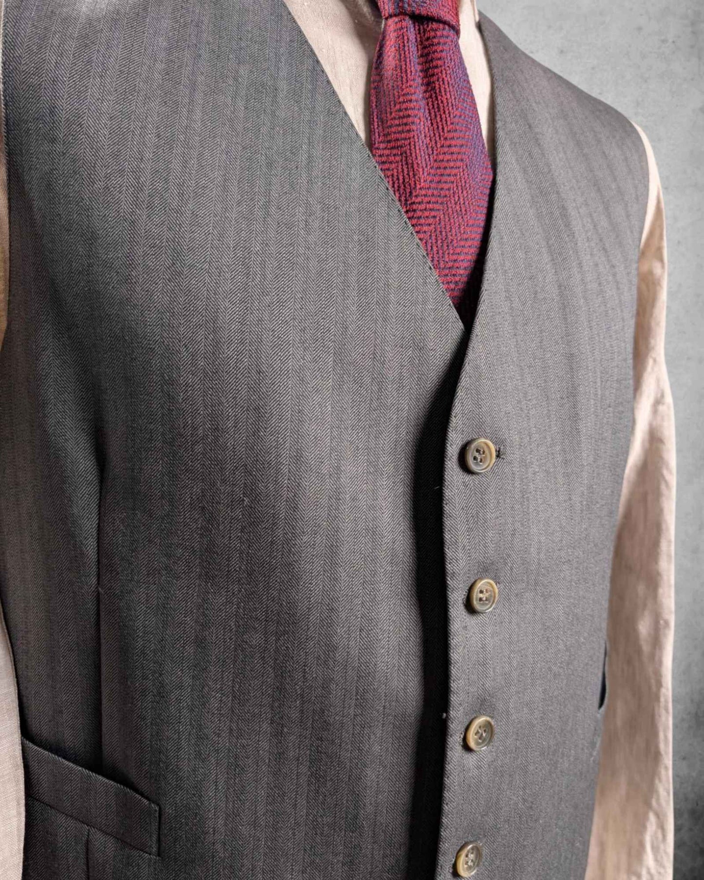 Detailansicht einer nadelstreifen weste im peaky blinders style