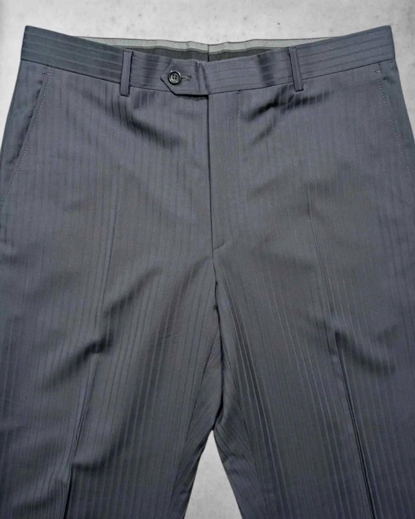 Zweiteiliger Nadelstreifenanzug für Männer in grau, Hose