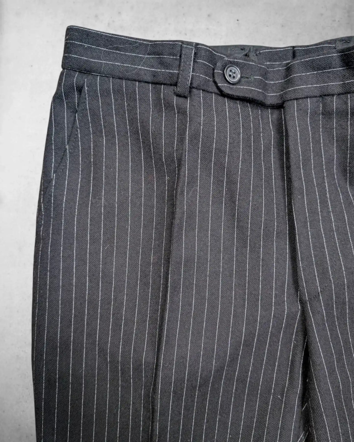 Dreiteilerhose im Nadelstreifenmuster im Peaky Blinders Stil