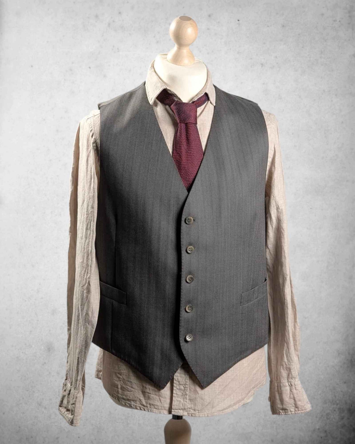 Komplettansicht einer nadelstreifen weste im peaky blinders style