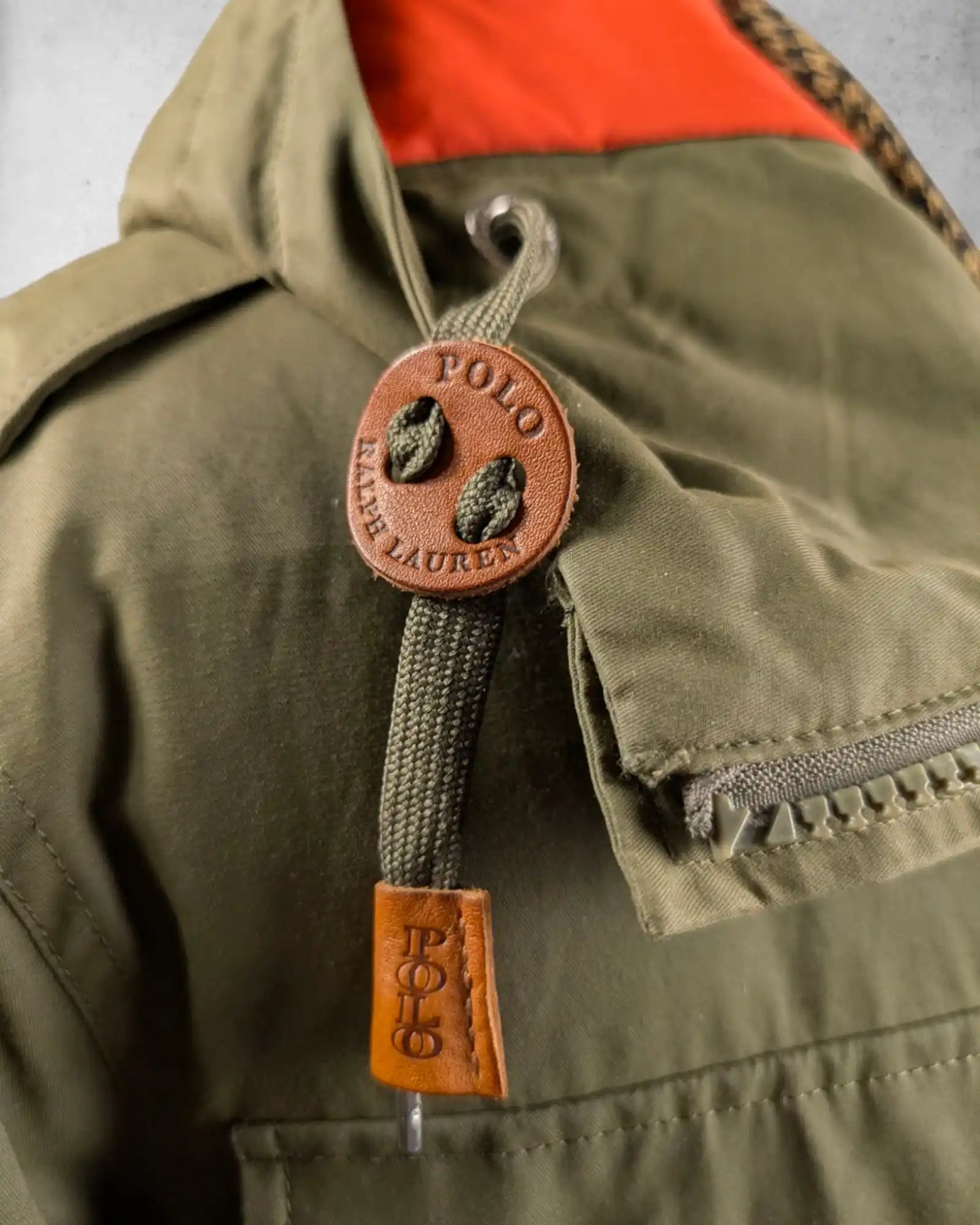 Lederpatch auf Polo Ralph Lauren Daunenfeldjacke