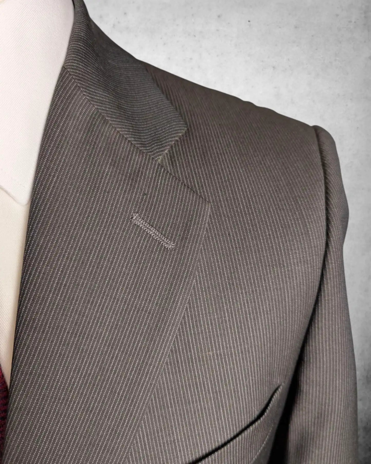 Revers in Nadelstreifendesign