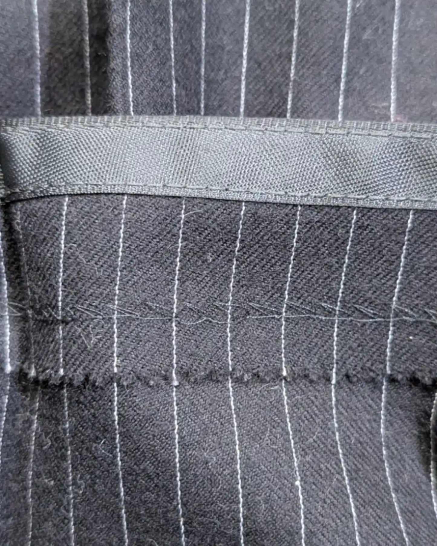 Saum einer Nadelstreifenhose