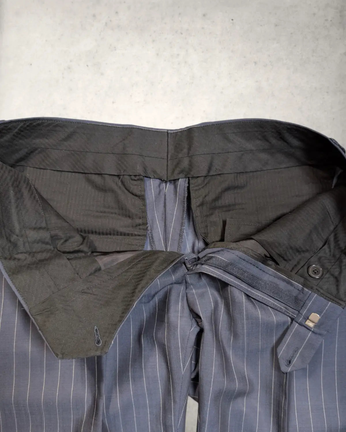 Innenansicht eines Anzughose aus reiner Wolle von Vitale Barberis Canonico in Navy