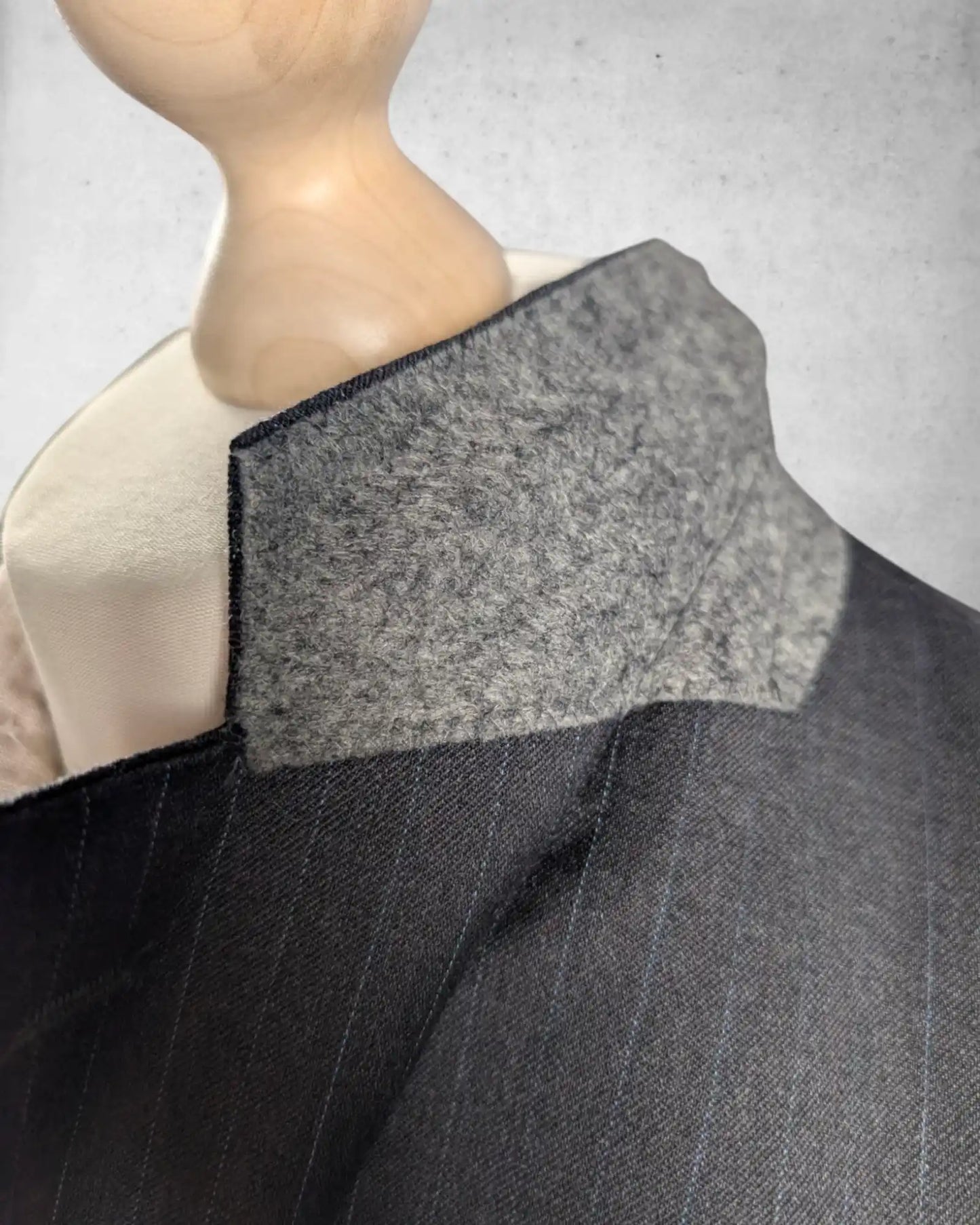 Nadelstreifenanzug im Peaky Blinders Stil
