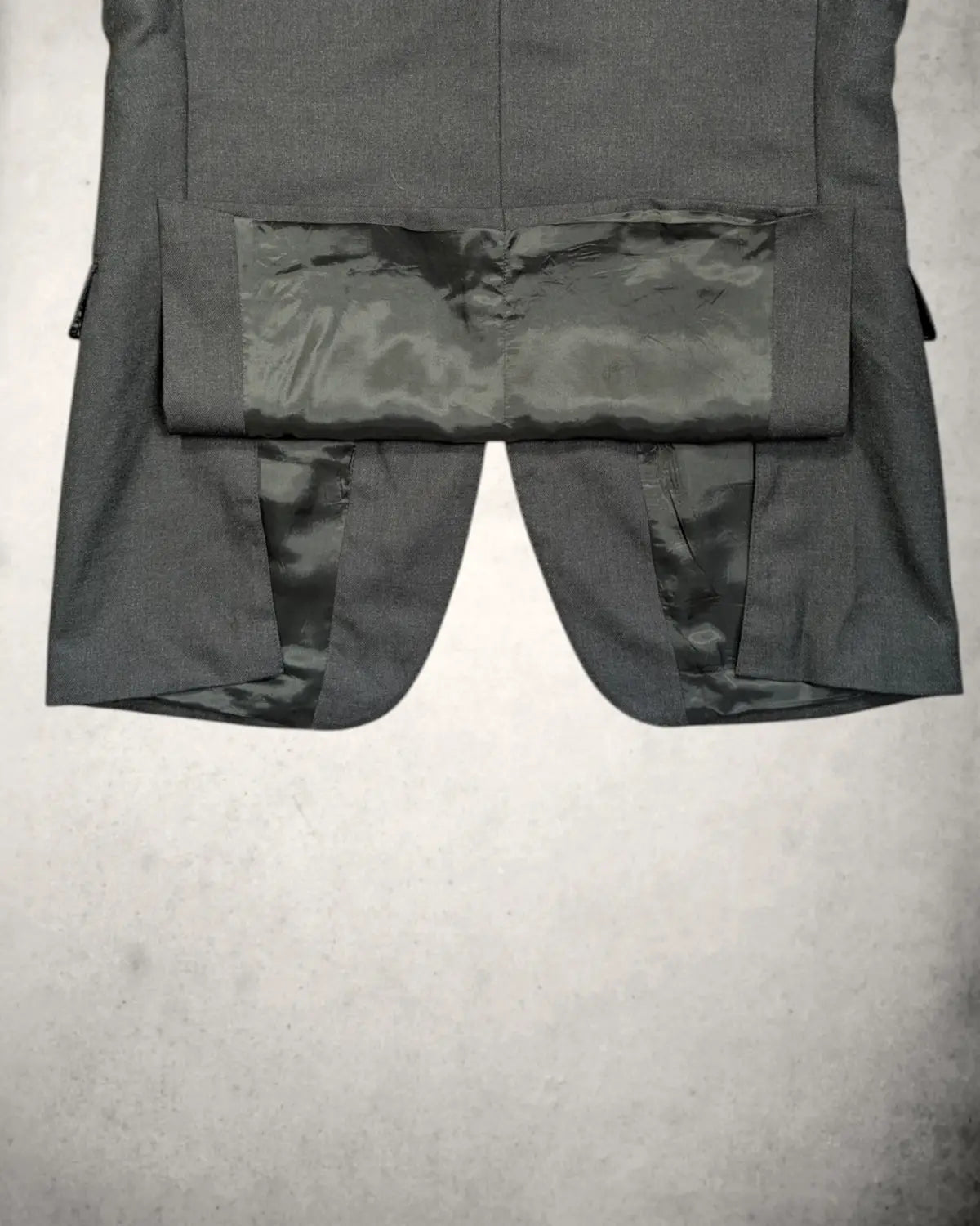 Rückseite des schwarzen Aquascutum Sakkos mit klassischen Seitenschlitzen für perfekten Fall.