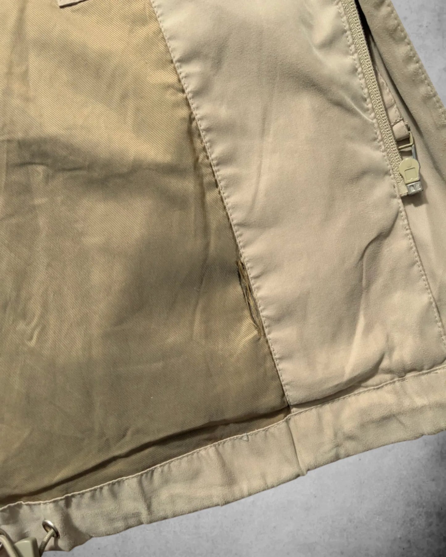 Innenansicht einer beigen Herrenjacke