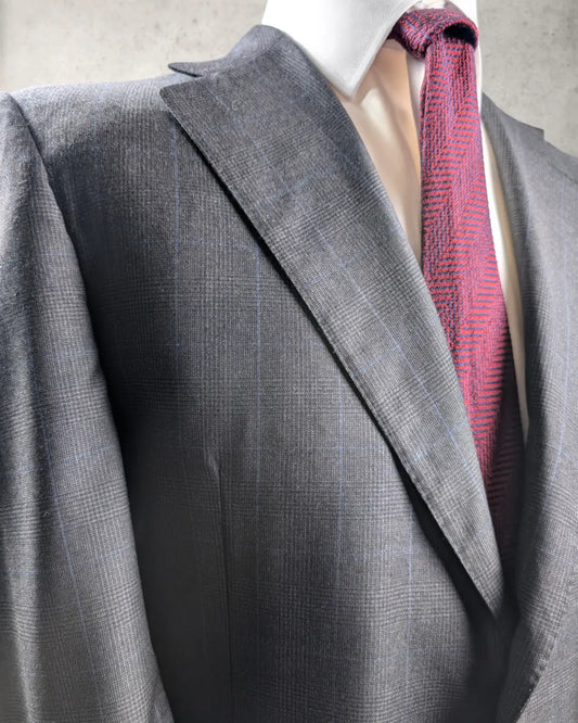 Detailansicht des klassischen Prince of Wales Karos aus 100% reiner Wolle.