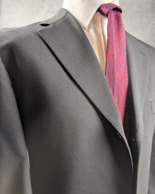 chwarzer Cerruti 1881 Herrenanzug aus 100% Wolle, Gr. 52 (Drop 8), klassischer 3-Knopf-Einreiher auf Schneiderpuppe