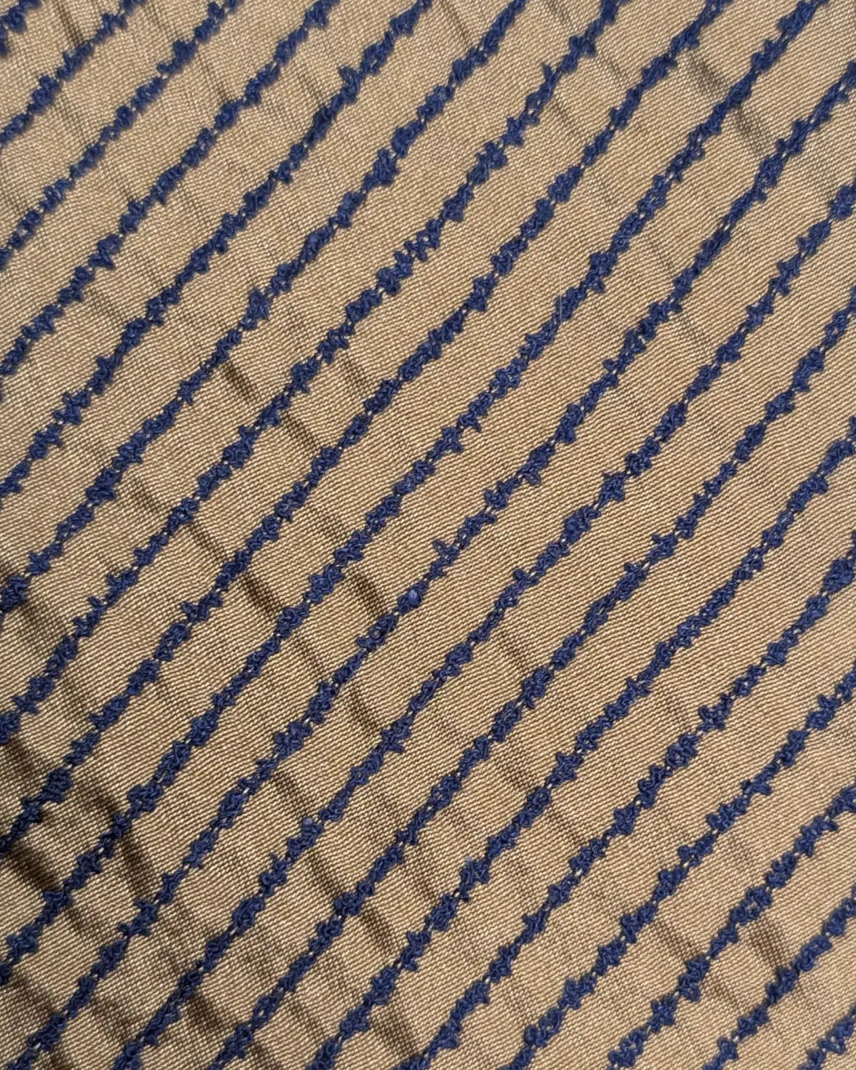 Detailaufnahme des Handmade-Labels und des Antonio Miró Markenschriftzugs.