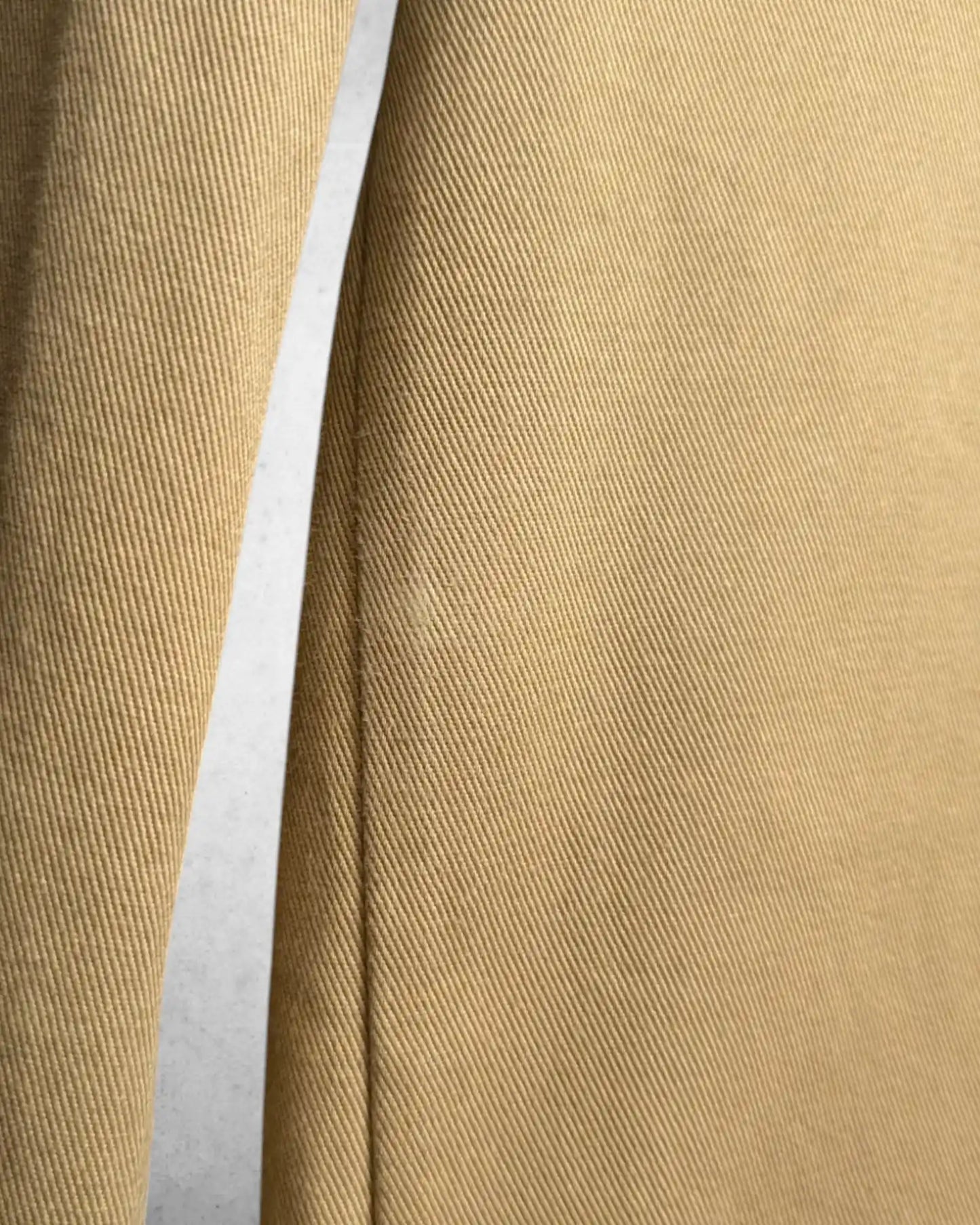 heller Fleck auf einer Baumwolljacke für Herren