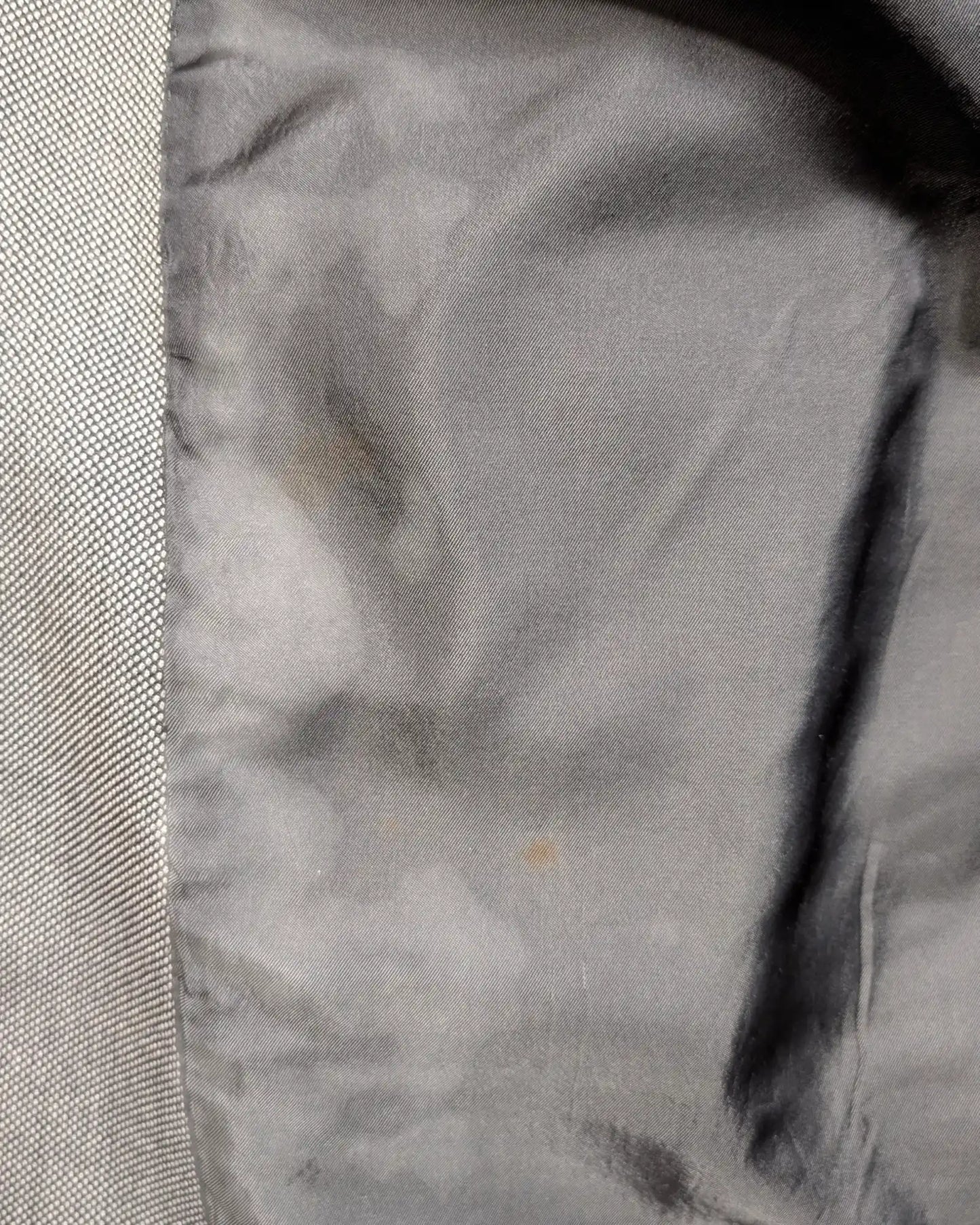 Flecken im Innenstoff eines Herrensakkos