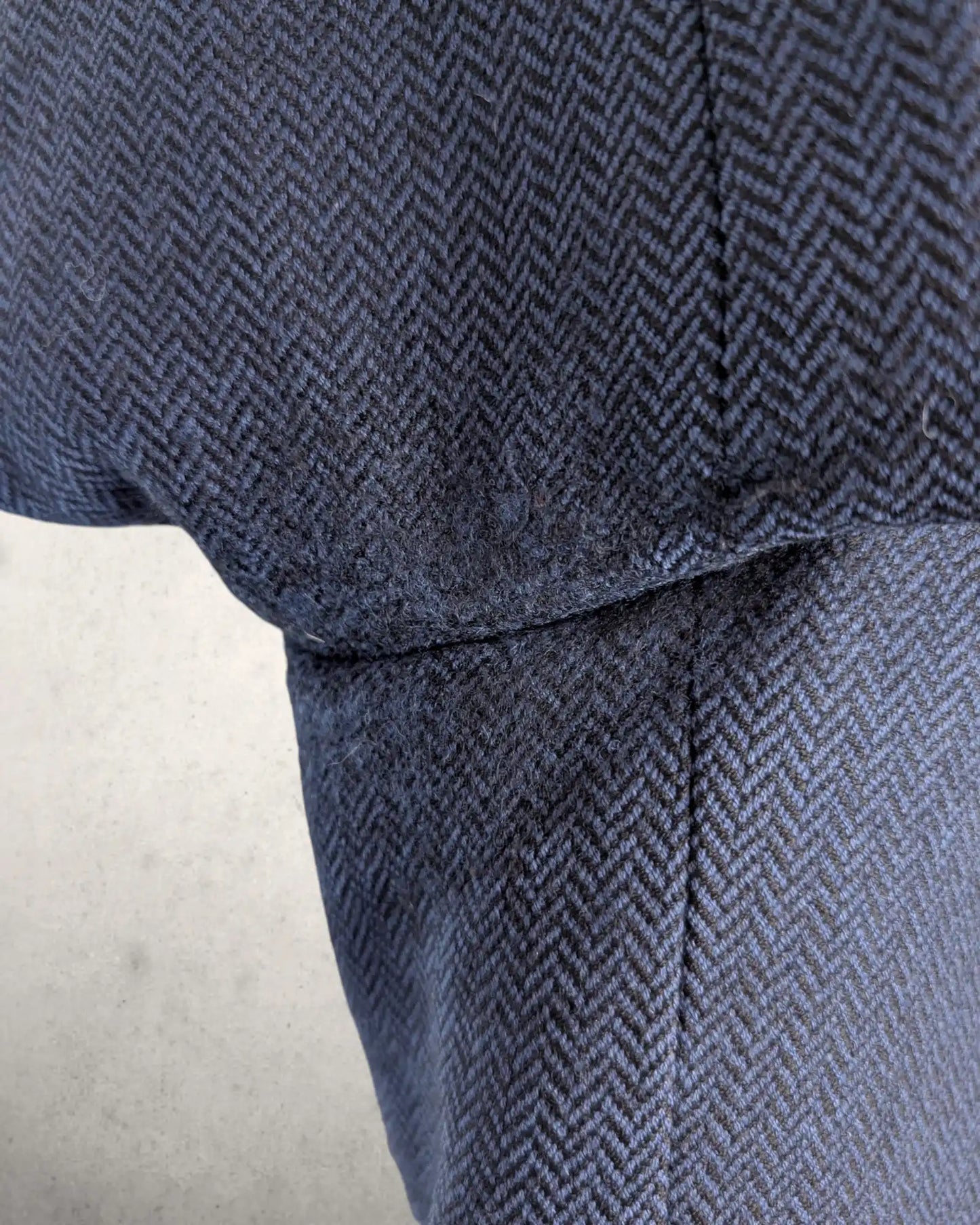 Abrieb unter der rechten Achsel eines Herrensakkos aus Merinowolle