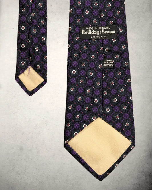 Holliday and Brown Etikett in einer Handmade Seidenkrawatte in floralem Muster.