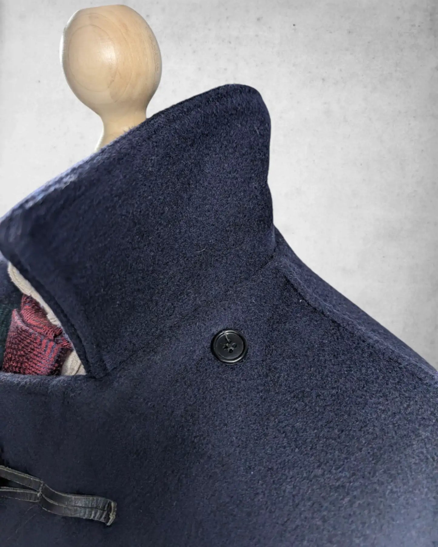 Kragenansicht eines Gloverall Dufflecoats für Herren
