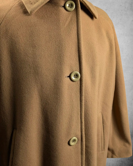 Knopfleiste eines Herrenmantel in Beige