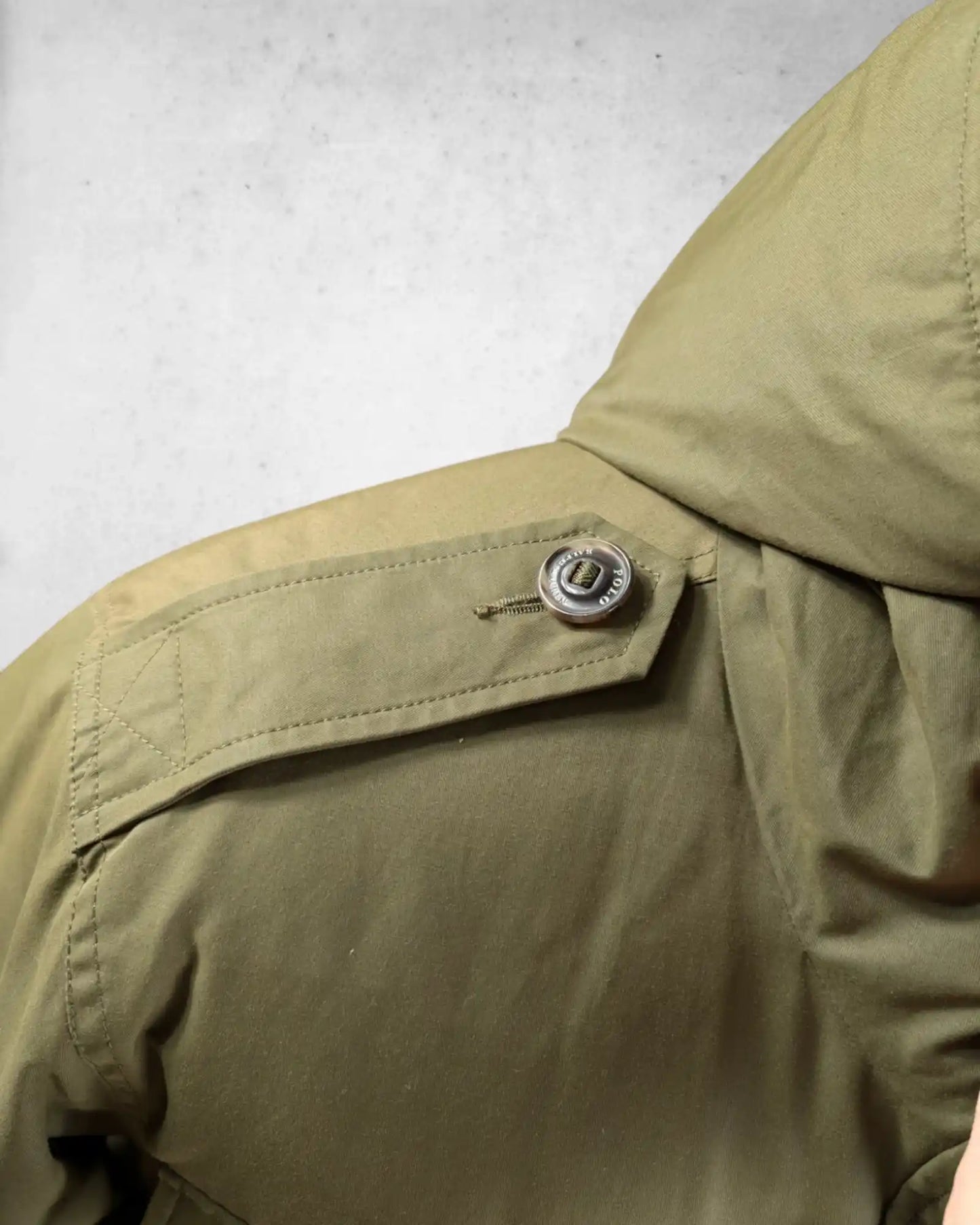 Schulterriegel einer PRL Daunenfeldjacke