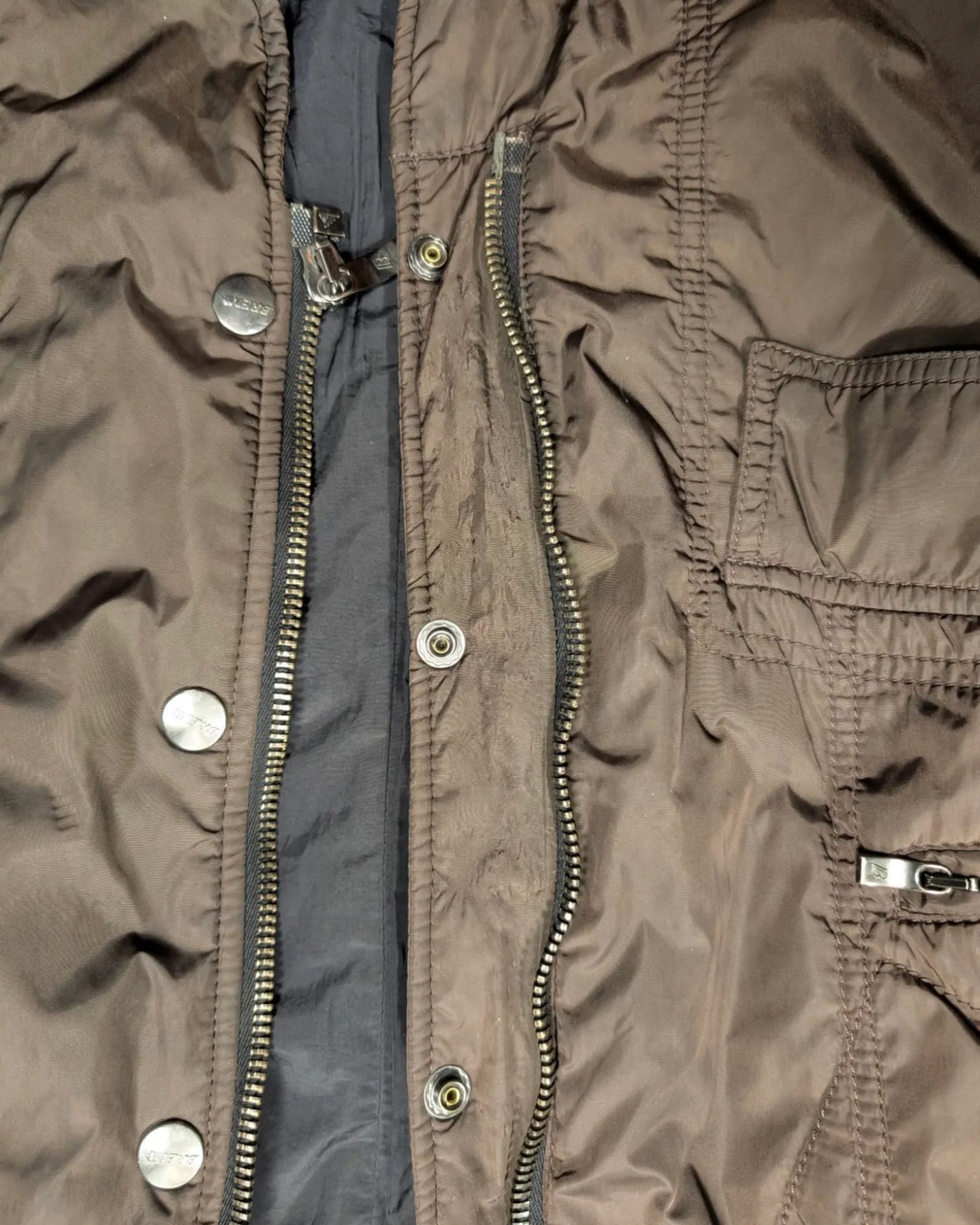 Detail einer braunen Herrenjacke von Brema