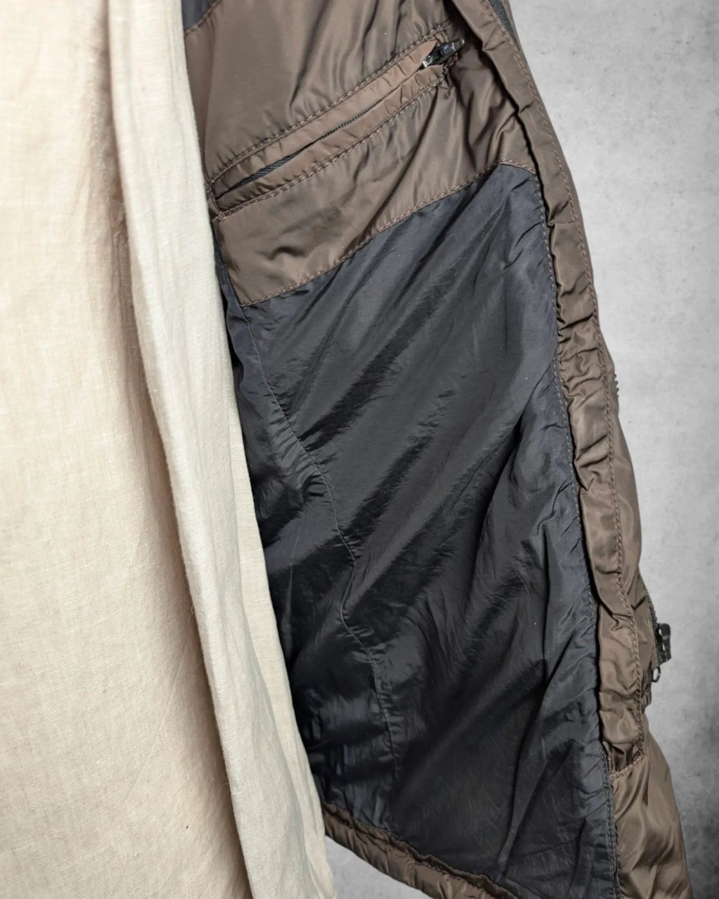 Innenansicht einer braunen Herrenjacke von Brema