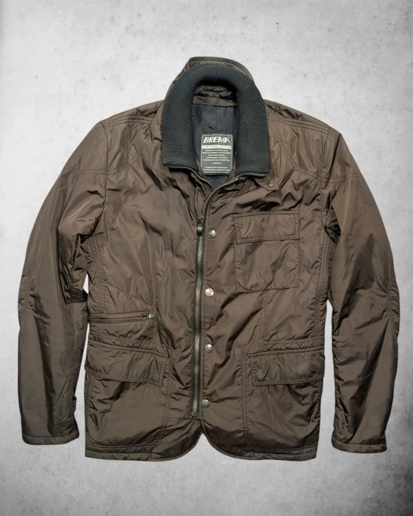 Frontalansicht einer braunen Herrenjacke von Brema