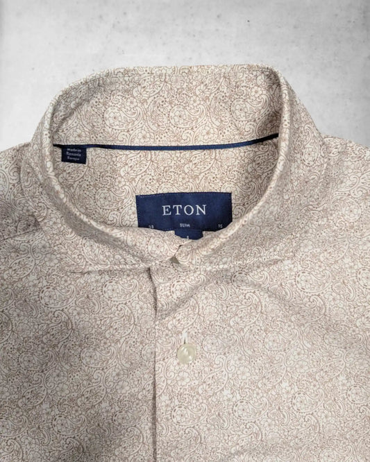 Kragenansicht eines Eton Herrenhemd mit braunem Parsley Muster