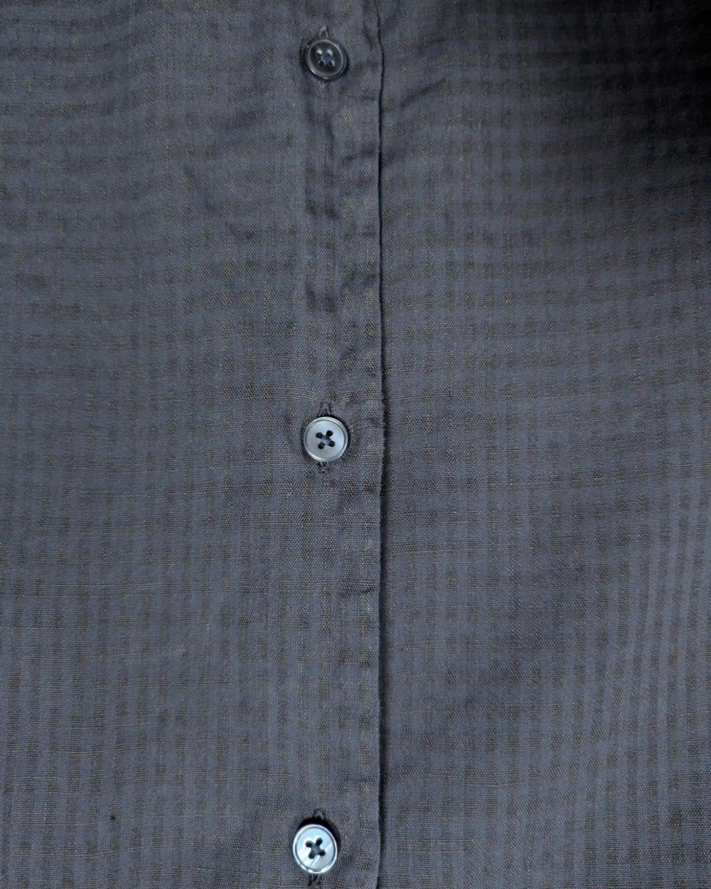 Knopfleiste eines Hugo Boss Hemdes