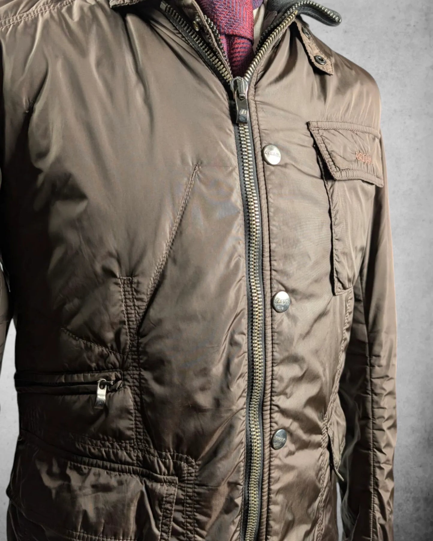 Knopfansicht einer braunen Herrenjacke von Brema
