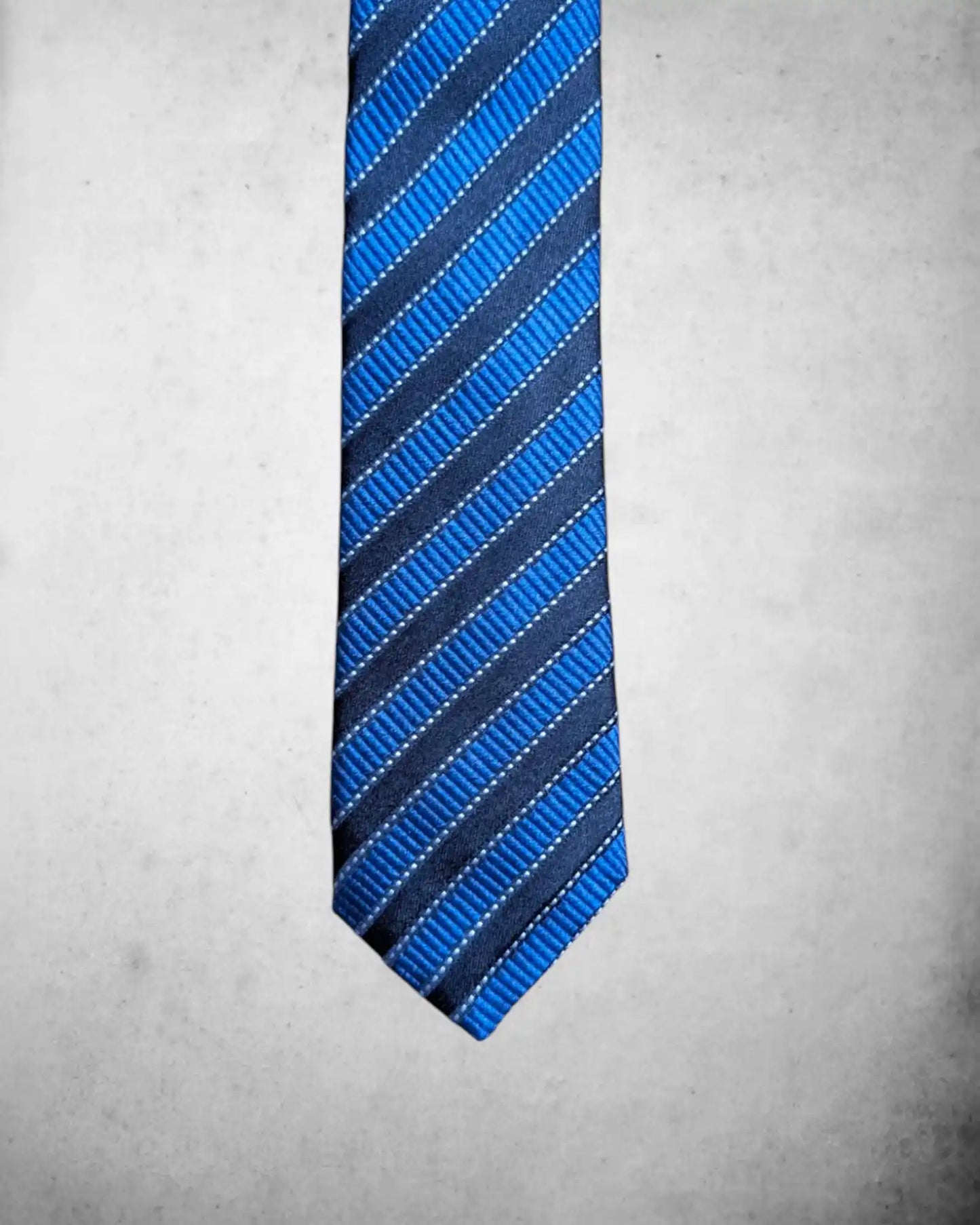 Frontalansicht einer klassische blau/schwarz gestreifte Herrenkrawatte