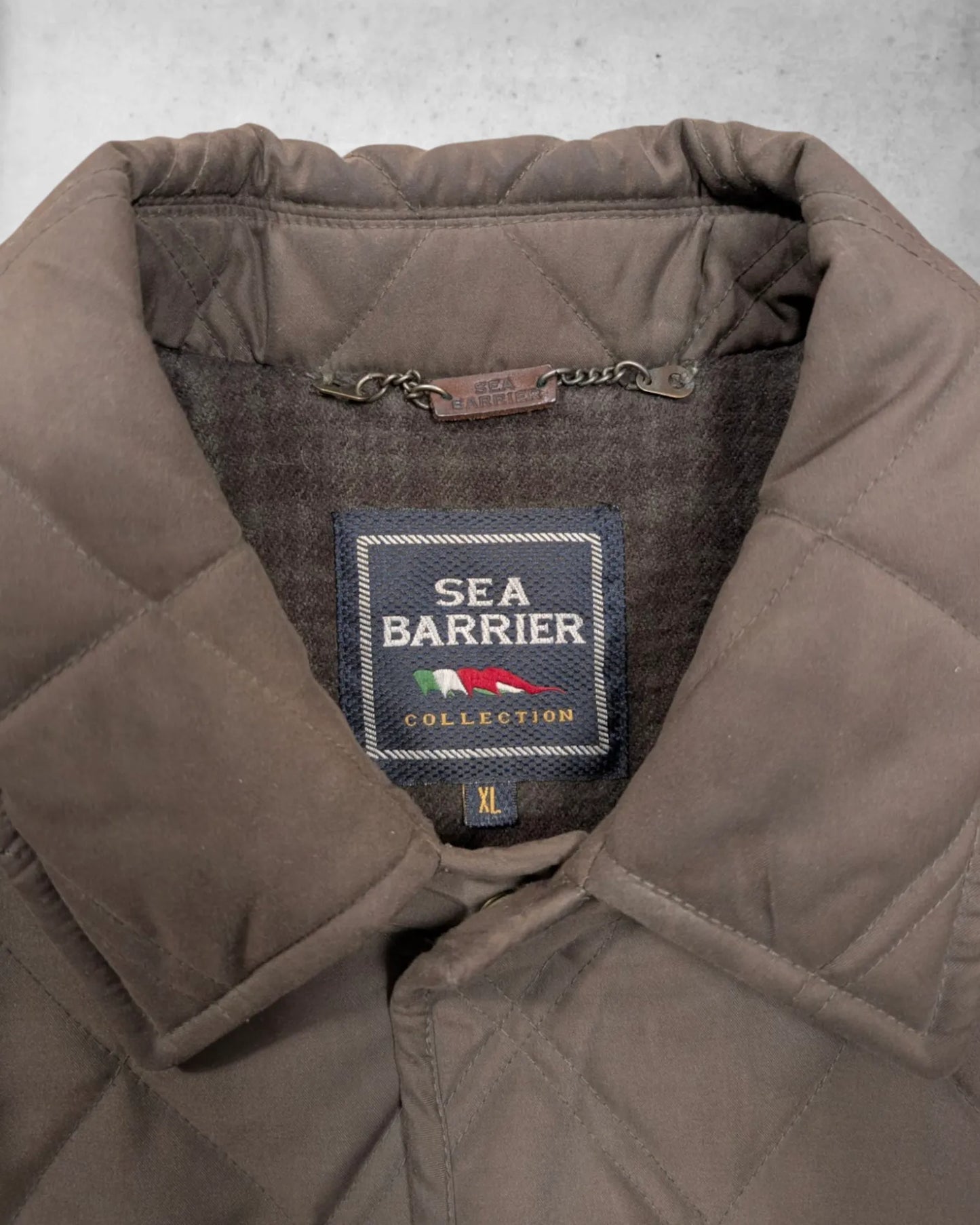 Kragenansicht einer Herrenjacke von Sea Barrier in braun