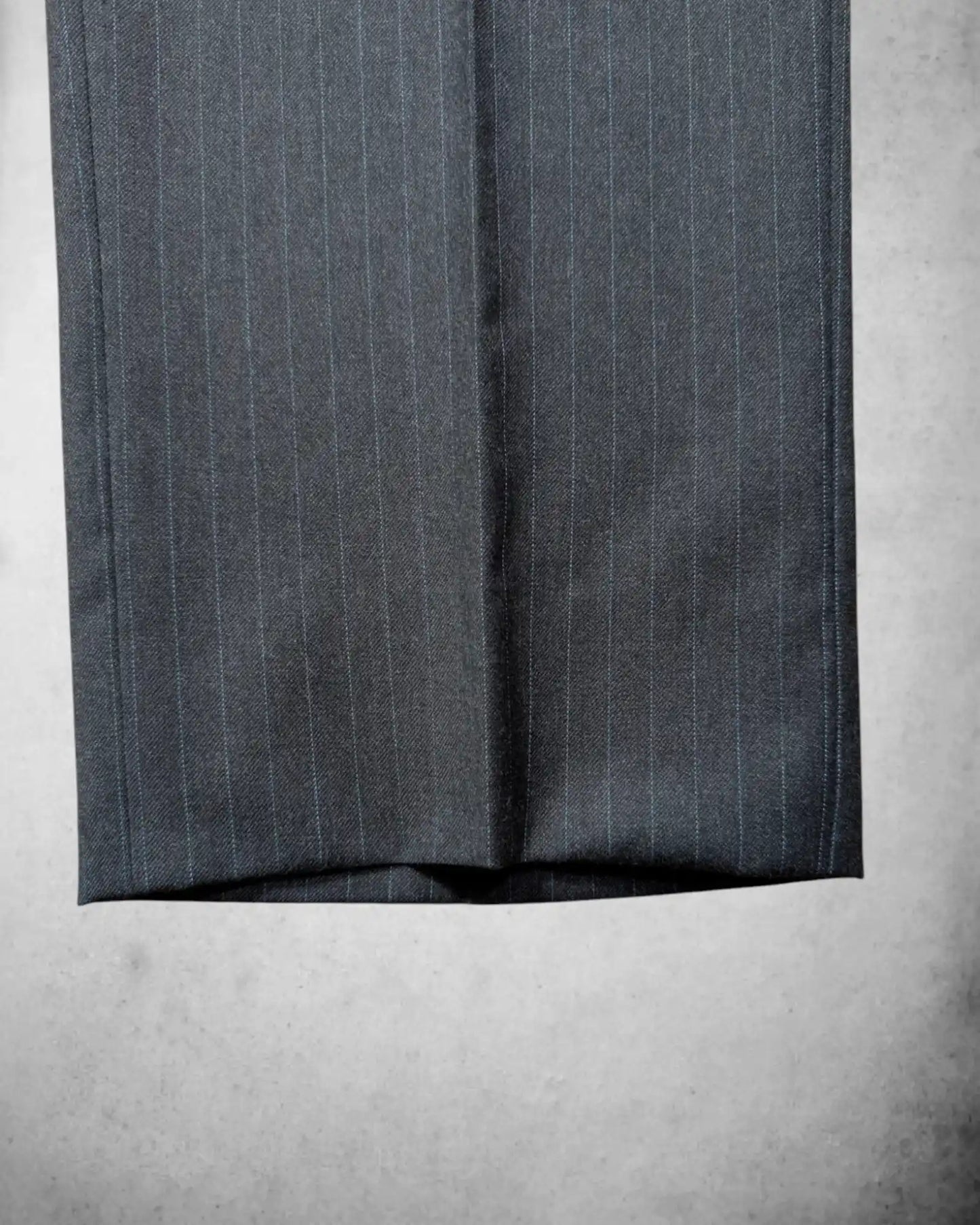 Nadelstreifenanzug im Peaky Blinders Stil