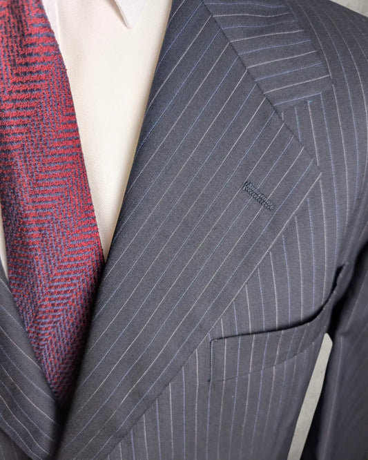 Detailaufnahme des Nadelstreifen-Musters auf dem dunkelblauen Loro Piana Stoff.