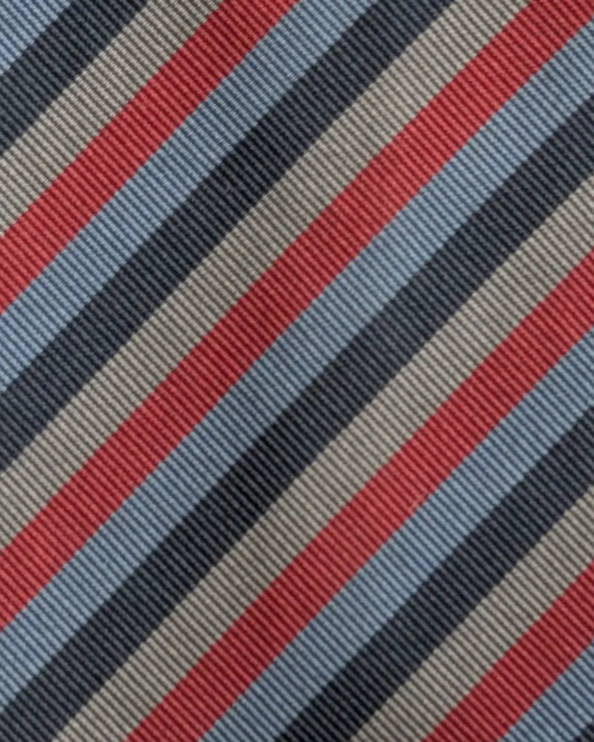 Nahaufnahme einer Seidenkrawatte von Holliday and Brown mit Regimental Stripes