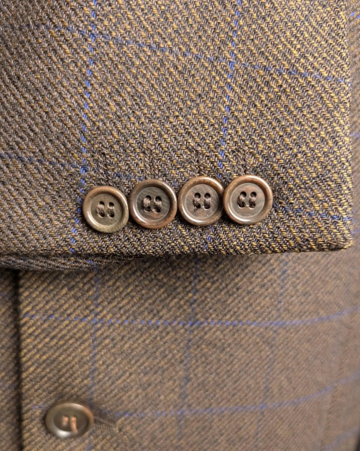 Knöpfe eines Herrensakkos in braun